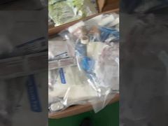 Demostración de diseño interior y capacidad de almacenamiento del botiquín de primeros auxilios Prophysport